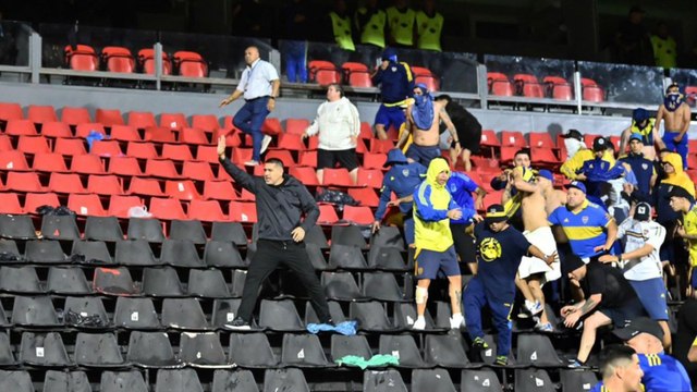 Juan Román Riquelme y Fernando Gago intentan calmar a la afición del Boca Juniors los disturbios ante Gimnasia