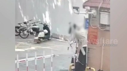 [나우쇼츠] 주차장 차단기 넘으려다 대롱대롱 매달린 여성 / YTN