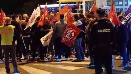 Trabajadores de Navec protestan a las puertas de Repsol Quimica