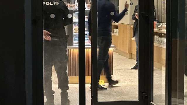 Müşteriler otururken Starbucks'a molotof kokteyli attı