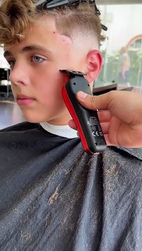 Väter mir R9 >>>>> #barber #friseur #r9 #baldfade #highfade #skinfade #curlyhair #locken #blondha
