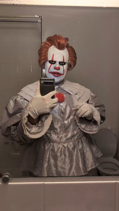 pennywise est de toute beauté. je serai présent à la tgs de Toulouse le 30 novembre et le 1er décembre. et n'oubliez pas c'est bientôt Halloween