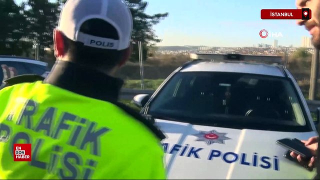 İstanbul'da emniyet şeridini ihlal eden sürücüden polise ve gazetecilere tepki