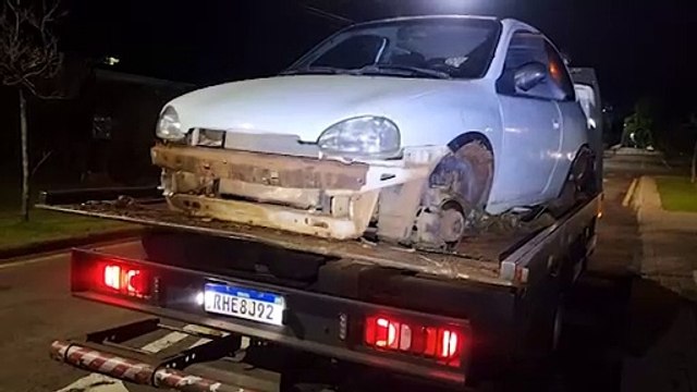 Corsa furtado na UPA Veneza é encontrado depenado no Cascavel Velho