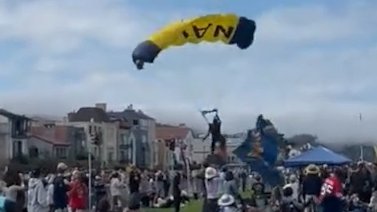 Navy-Fallschirmjäger landet auf Zuschauer bei der Fleet Week Luftschau in San Francisco