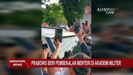 Presiden Prabowo Salami Warga dari Atas Mobil Saat Perjalanan ke Akmil Magelang