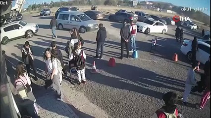 Öğrenci ve velilerle dolu yolda vandallık yaptı! Herkesin gözü önünde işte böyle drift attı