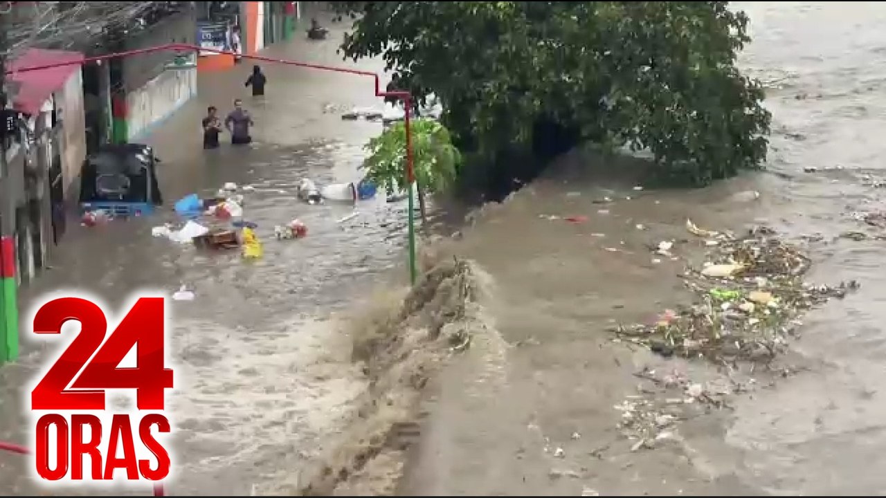 Umapaw na Ylang-Ylang River sa Cavite, nagresulta ng abot-dibdib na baha; samu’t saring basura ang inanod | 24 Oras