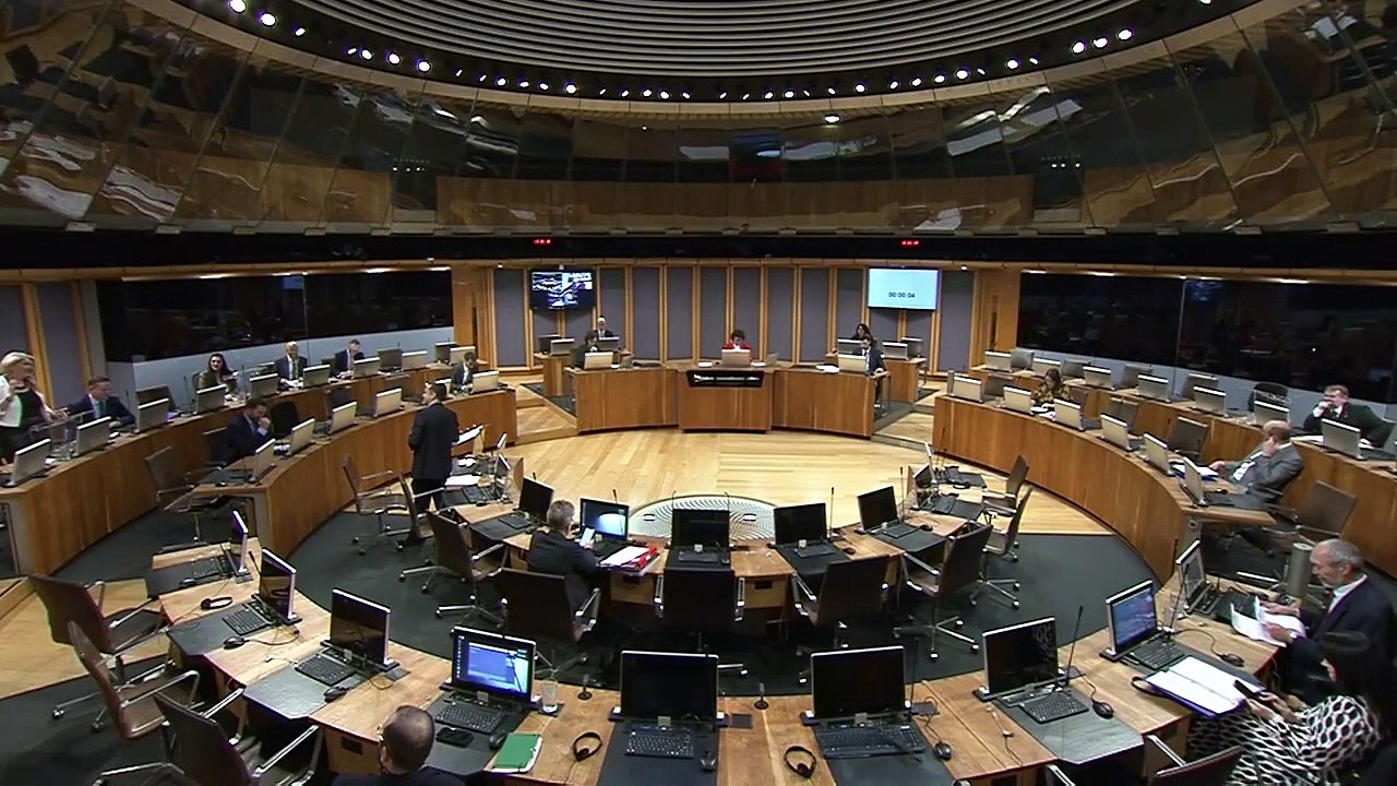 Laura Anne Jones MS points out ticket pricing differences at the Senedd.