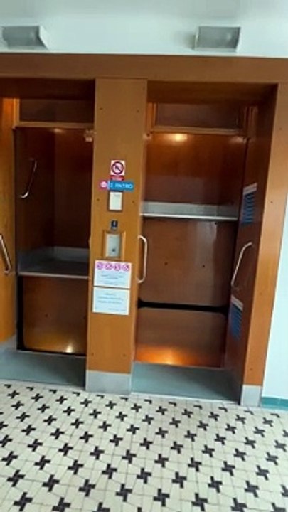 Ascenseur Paternoster Rare à Hradec Králové : Une Machine Sans Pause!
