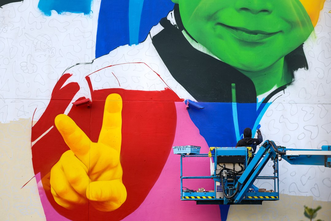 Time lapse video: Watch as artist creates Northern Ireland’s largest mural on Belfast's Great Victoria Street