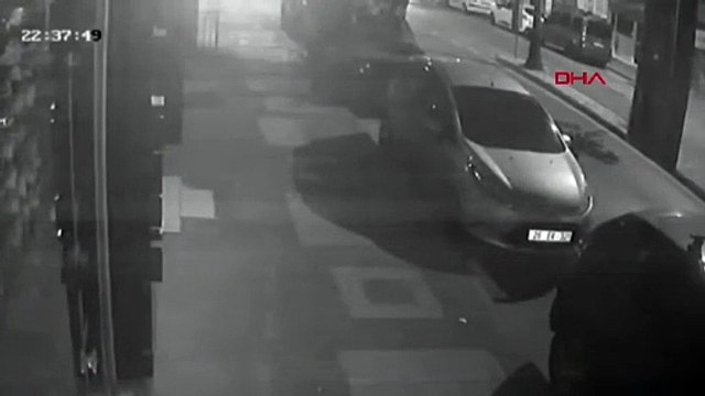 BURSA Motosiklet, engelli bireye çarptı; kaza, güvenlik kamerasında