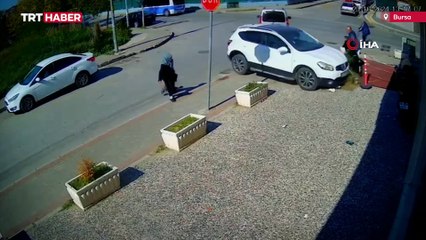 Kaldırıma çıkan araçtan kıl payı kurtuldular