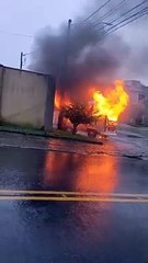 “Kombi fantasma”: Carro em chamas é flagrado “andando” por rua de Porto União