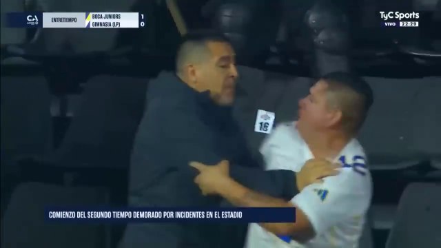 Riquelme se metió entre la policía y los hinchas para calmar la situación en el Boca vs Gimnasia por la Copa Argentina 2024