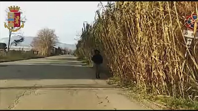 Traffico di esseri umani, i soldi nascosti sotto le solette delle scarpe e nei tappeti caricati sull'aereo
