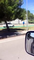 Auto pirata sulla pista ciclopedonale