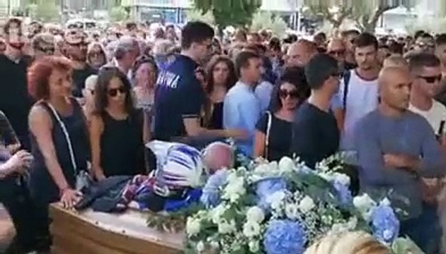 La musica heavy metal e tanta commozione ai funerali di Marek