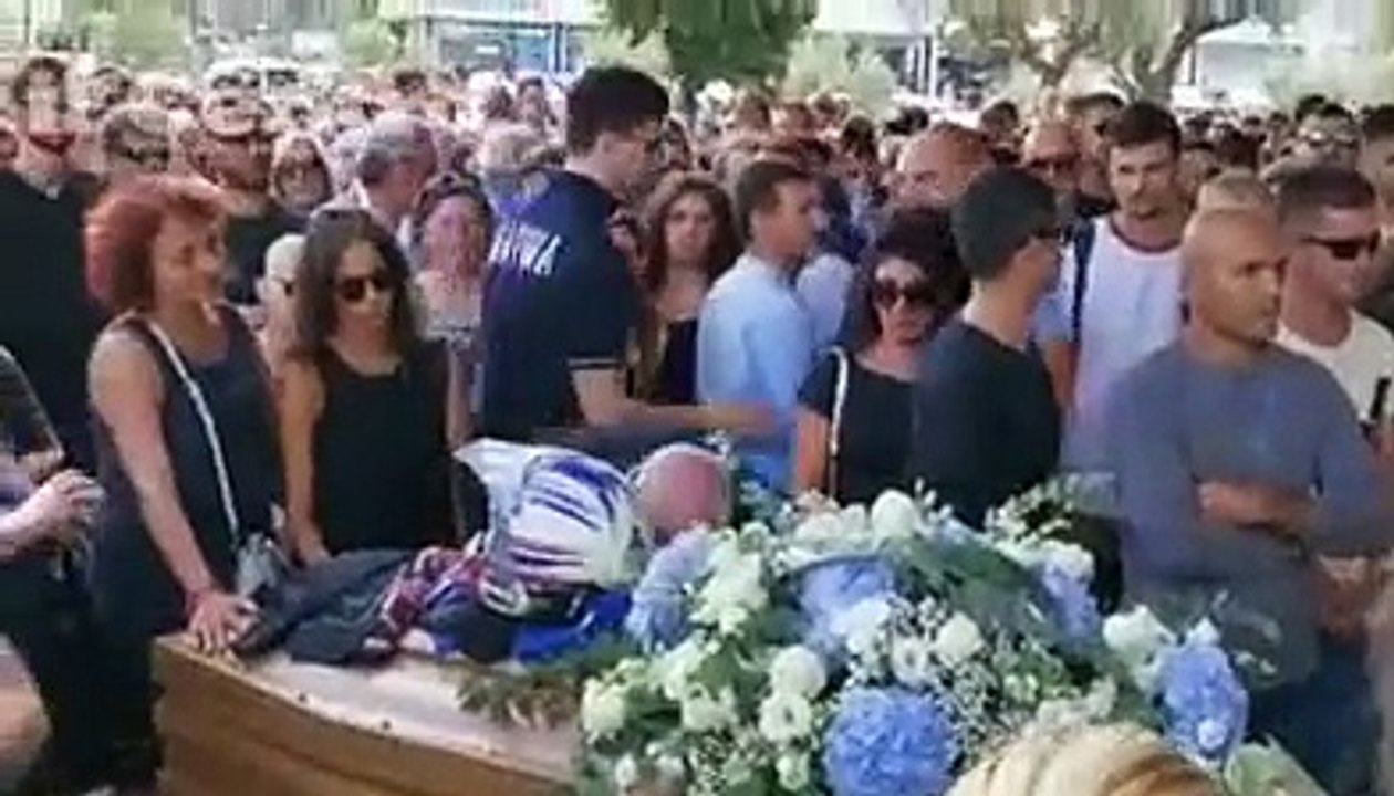 La musica heavy metal e tanta commozione ai funerali di Marek