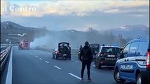 Auto in fiamme, traffico in tilt