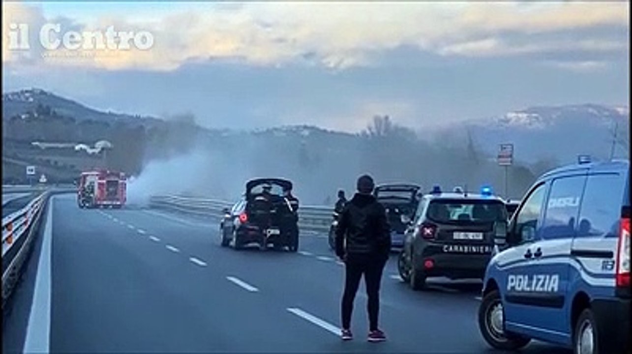 Auto in fiamme, traffico in tilt