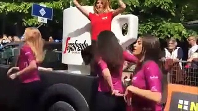 Passa il Giro: applausi, arrosticini alla Stradale e la festa all'Aquila