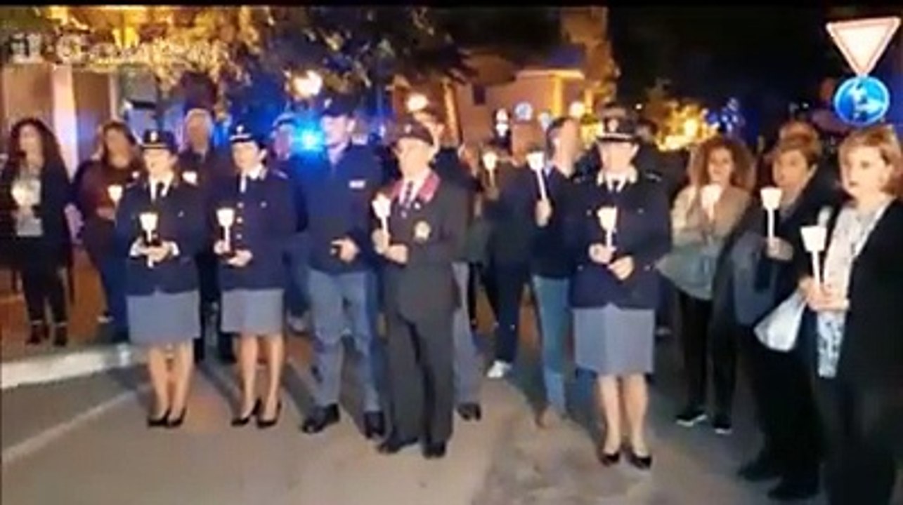 Preghiera e fiaccole per i due agenti