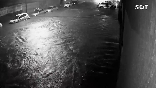 Alagamento intenso na Rua Osvaldo Cruz após fortes chuvas em Cascavel