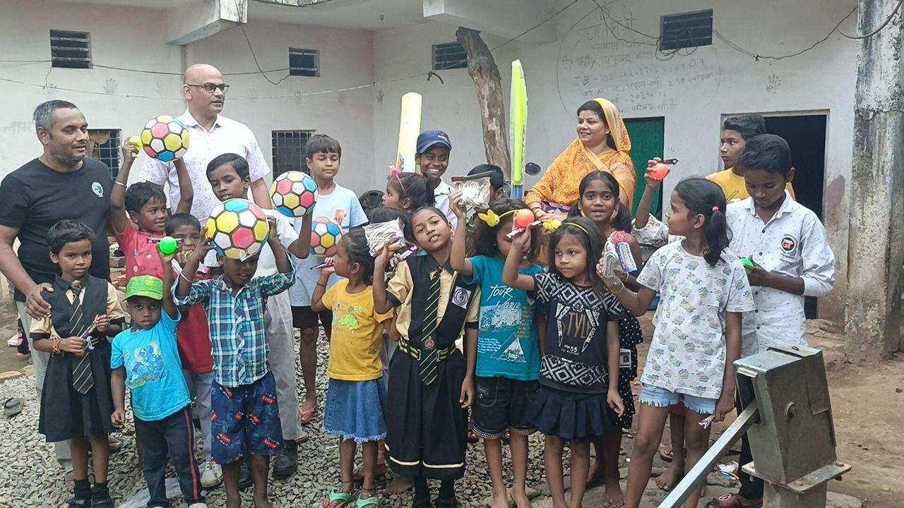 आदिवासी बस्ती के बच्चों को बांटी स्पोट्र्स सामग्री, दीवाली का तोहफा पाकर खिले चेहरे