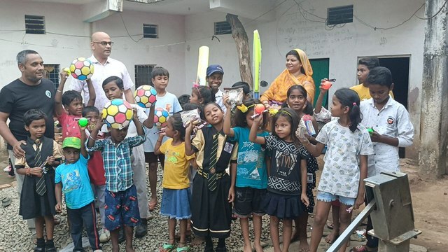 आदिवासी बस्ती के बच्चों को बांटी स्पोट्र्स सामग्री, दीवाली का तोहफा पाकर खिले चेहरे