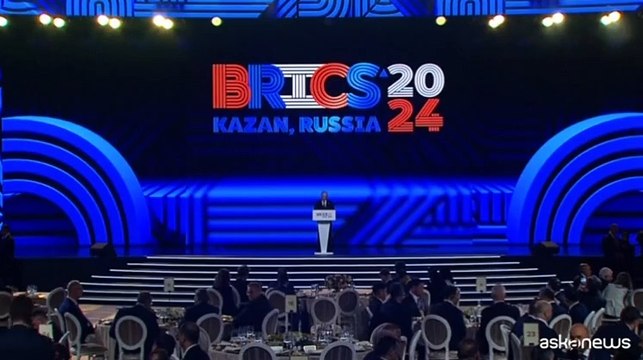 La cena di gala a Kazan, Putin, Abbas e Xi Jinping vicini di tavolo