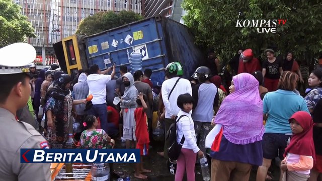 Bukannya Menolong, Warga Malah Berebut Minyak Goreng dari Truk Terguling!