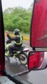 Ce motard va être rattrapé par le karma