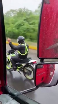 Ce motard va être rattrapé par le karma
