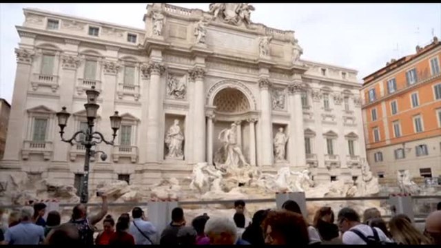 Fontana di Trevi in restauro, passerella e numero chiuso per turisti