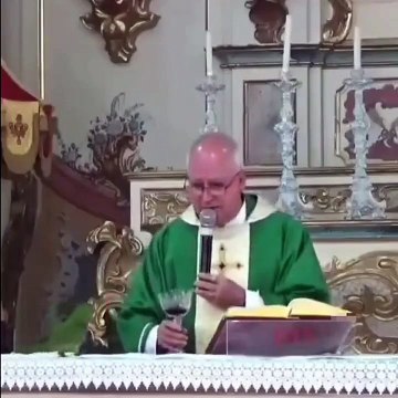 Ce perroquet est bien décidé à boire son verre de vin