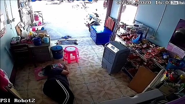Regardez qui vient réveiller cette femme pendant sa sieste... Un lézard sauvage