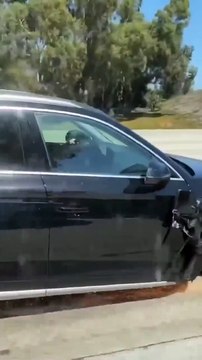 Une femme roule avec une roue manquante sur sa voiture... DIngue
