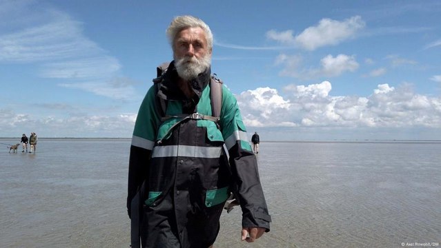 ساعي بريد ألماني يعمل ماشياً بمياه المد والجزر البحرية