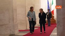 Metsola lascia Palazzo Chigi dopo incontro con Meloni, il saluto coi baci sulle guance