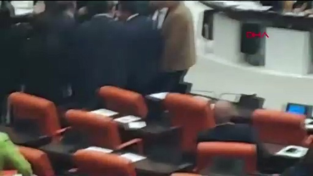 Meclis'te 'terörist' tartışması: İYİ Partili Turhan Çömez, DEM Partililerin üzerine yürüdü