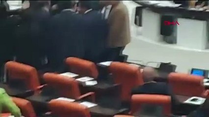 Meclis'te 'terörist' tartışması: İYİ Partili Turhan Çömez, DEM Partililerin üzerine yürüdü