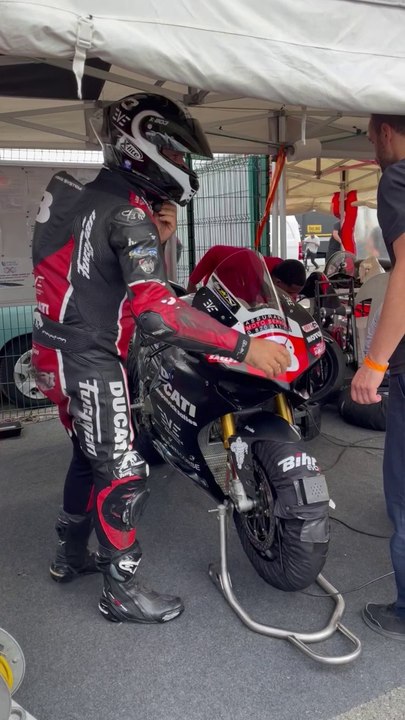 🔥 Pilote de moto s'élance pour la course au cir...