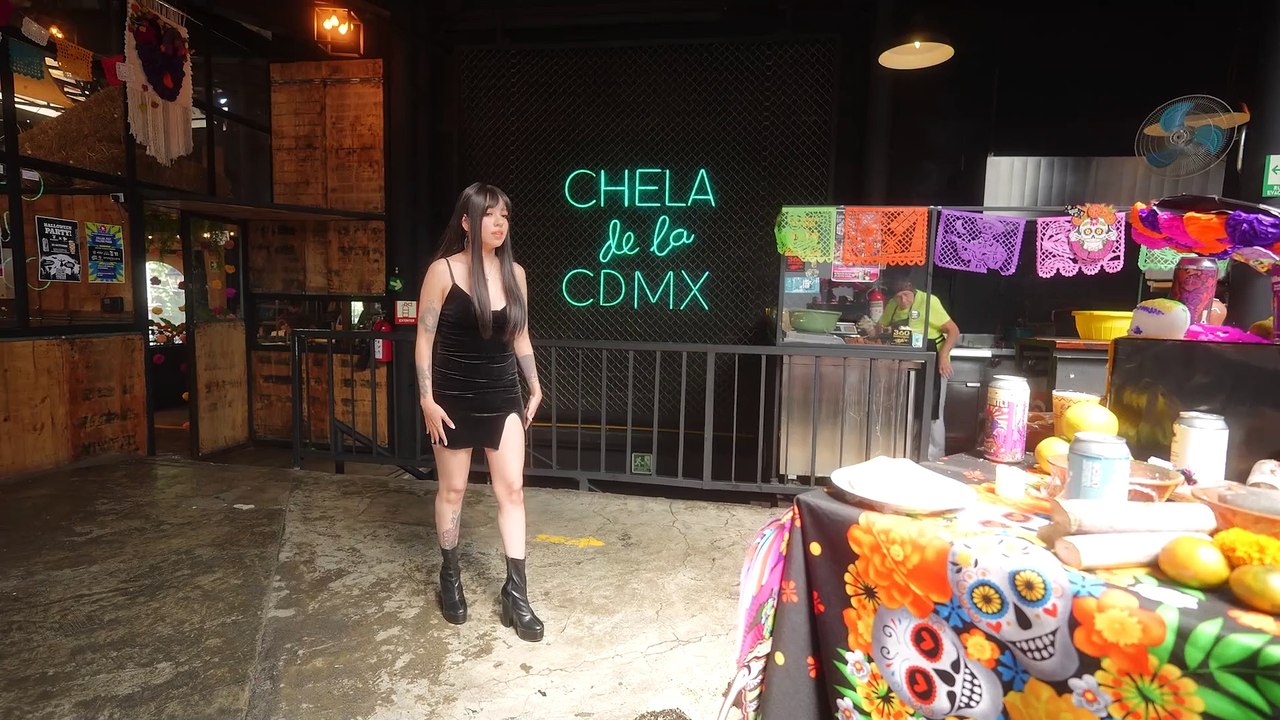 Ven a probar la chela de Playboy en la Hallowee...