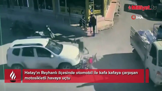 Otomobil ile çarpışan motosiklet sürücüsünün havaya uçtuğu anlar kamerada