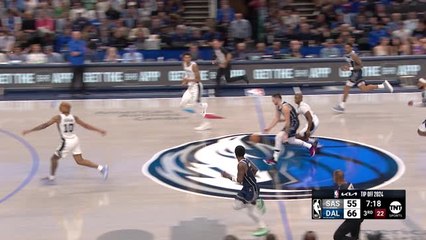 Doncic throws insanse no-look over the head assist