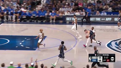 Doncic throws insane no-look over the head assist