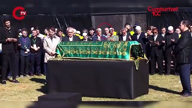 Gülen'in tabutu başındaki isim Adil Öksüz mü?