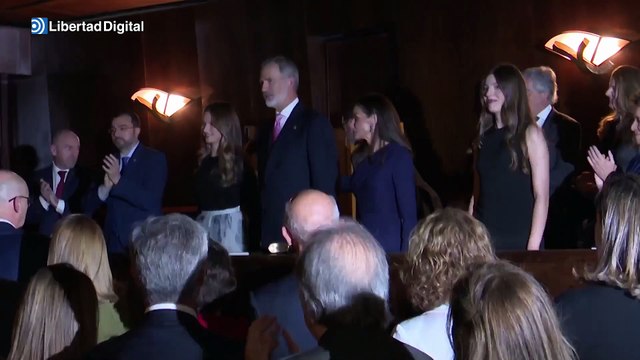La Familia Real aclamada en el XXXII Concierto Premios Princesa de Asturias