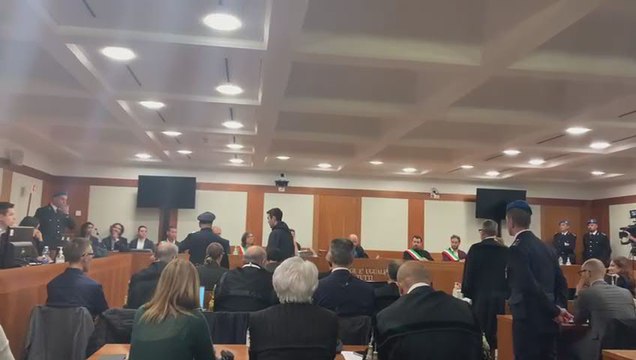 Turetta arriva in aula, sguardo basso al processo per l'omicidio di Giulia Cecchettin - Video